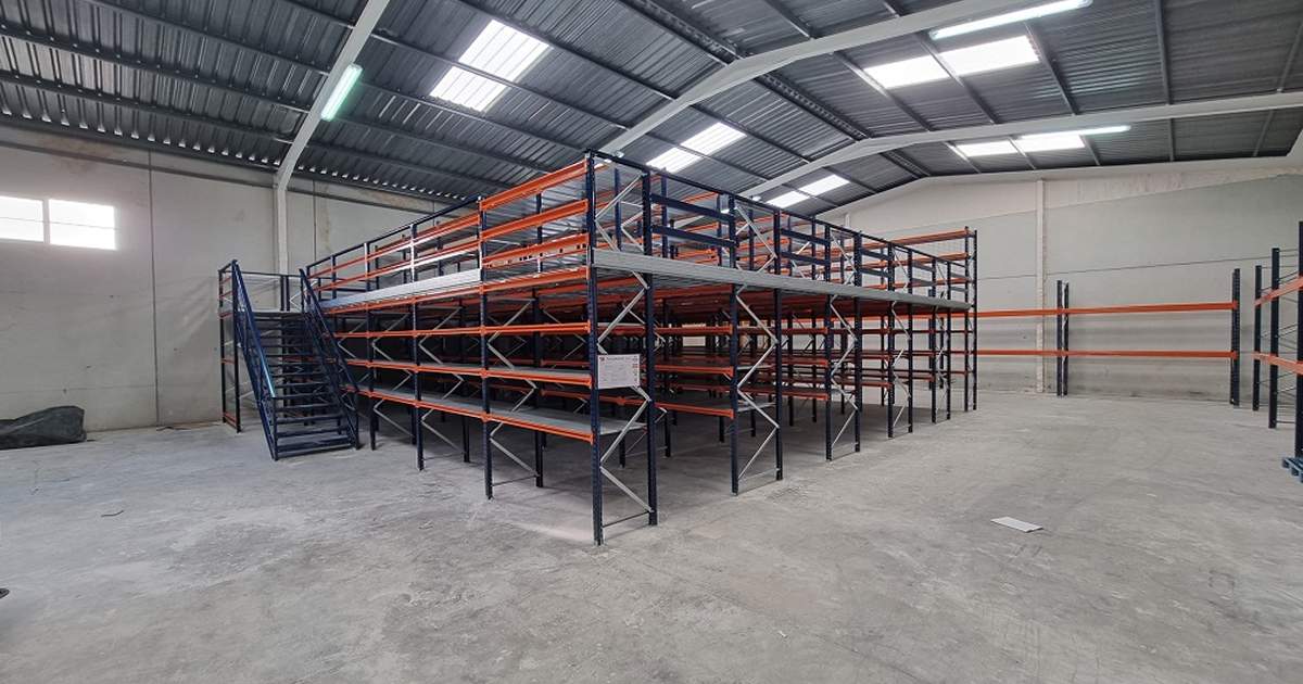 Entreplanta con estanterías picking