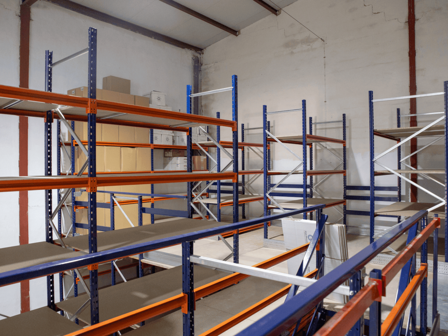 Entreplanta con estanterías picking