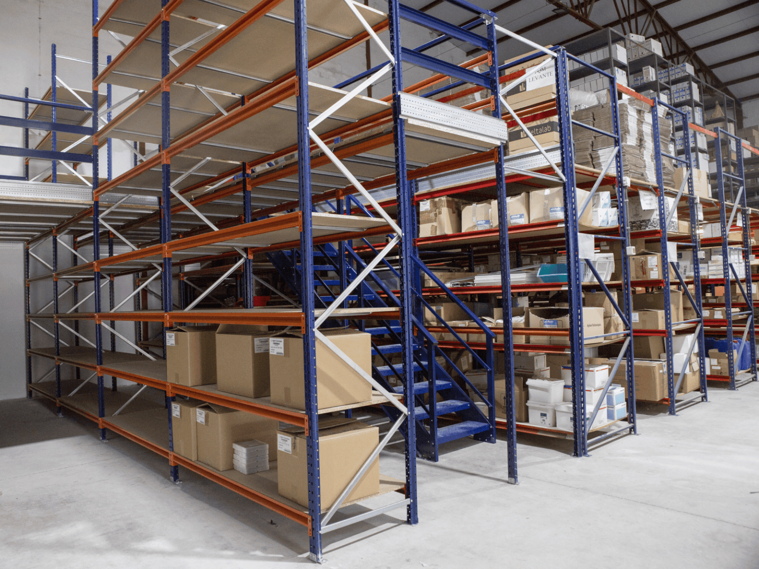 Entreplanta con estanterías picking