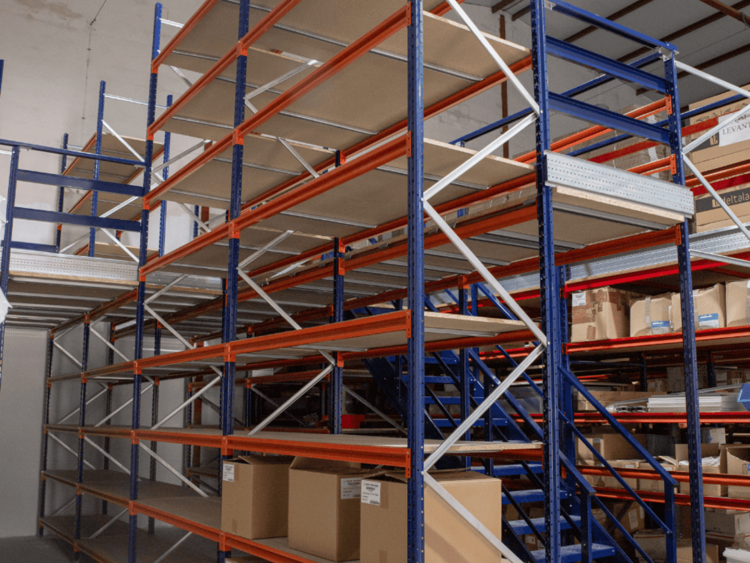 Entreplanta con estanterías picking