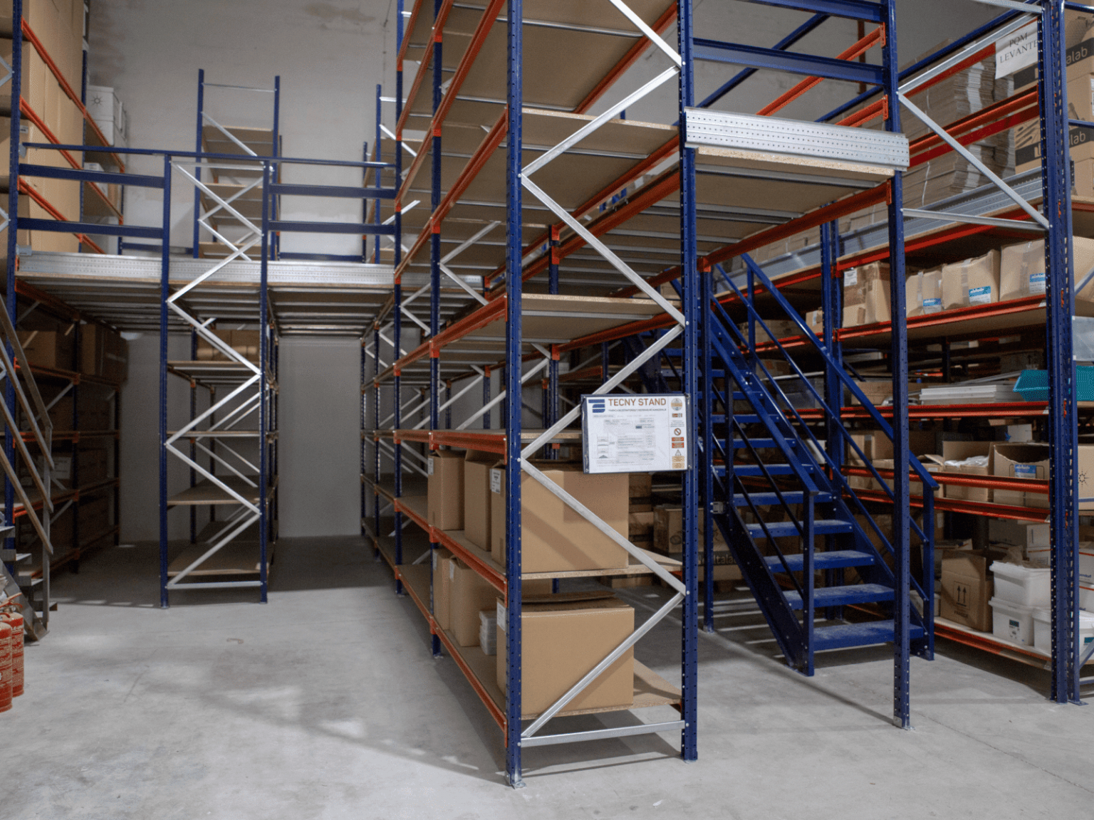 Entreplanta con estanterías picking