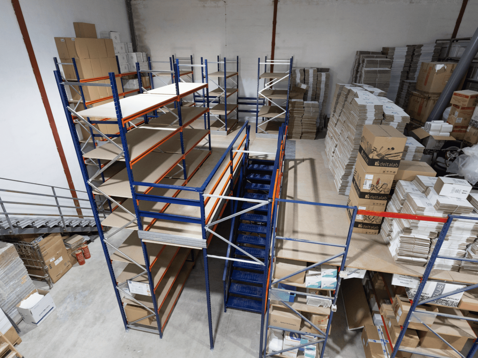 Entreplanta con estanterías picking