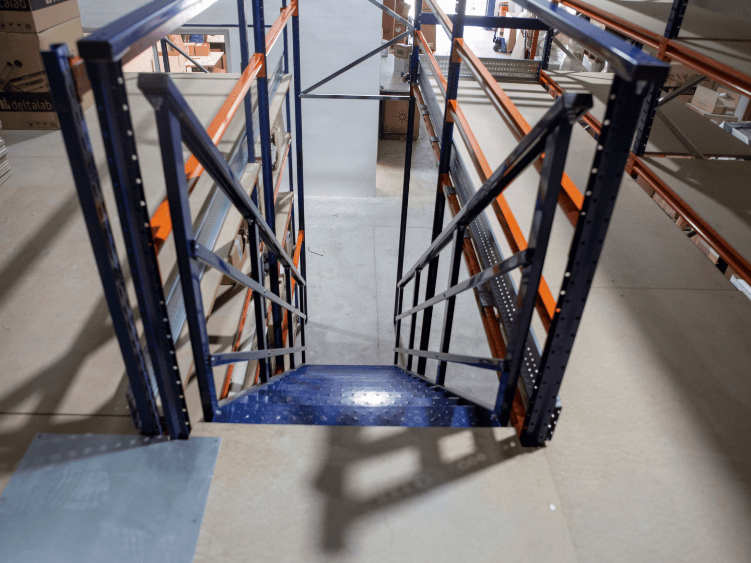 Entreplanta con estanterías picking